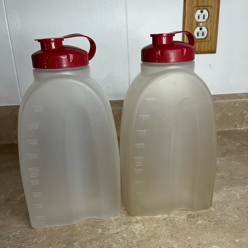 Vintage Rubbermaid Servin Saver Pitchers - Set of 2